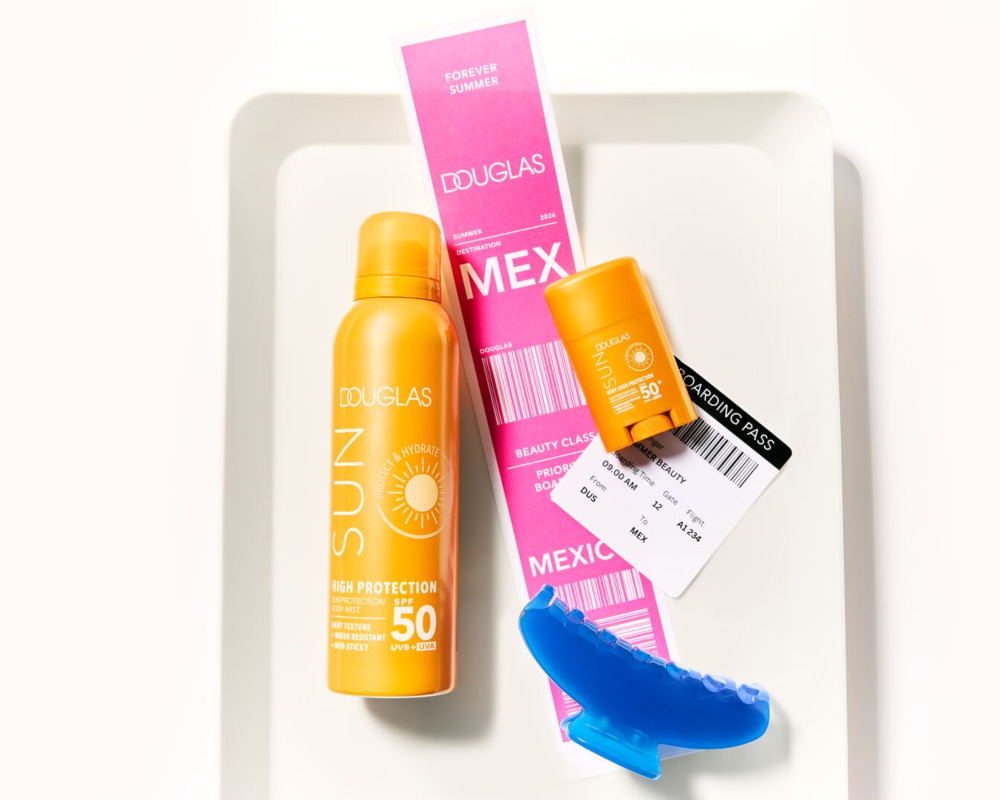 Продукти Douglas Sun, включително слънцезащитен крем SPF 50, са подредени с бордни карти и документи за пътуване, приканвайки те да пазаруваш сега за следващата си лятна дестинация.
